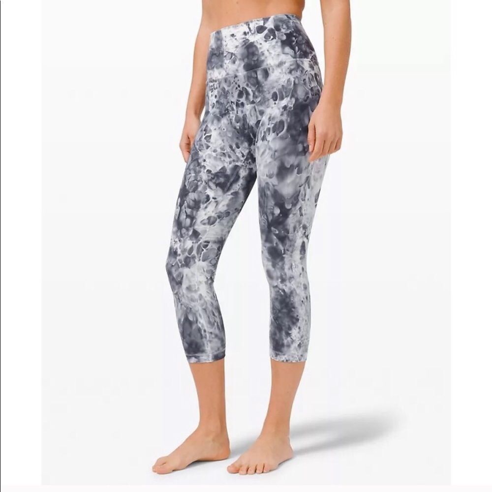 NWT Wunder Under luxtreme Marble Dye High Rise Crop 21”